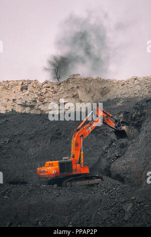 Masse-mover sammelt Kohle im Tagebau in Dhanbad, Indien. Stockfoto