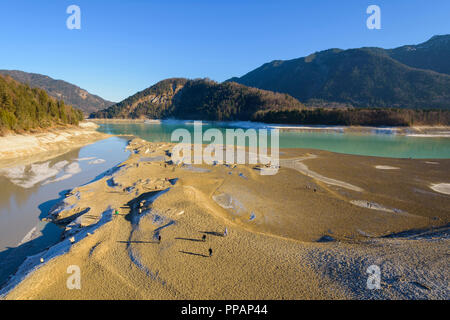 Deflationiert Stausee mit Touristen im Winter, Sylvenstein See, Isartal, Lenggries, Oberbayern, Bayern, Deutschland, Europa Stockfoto