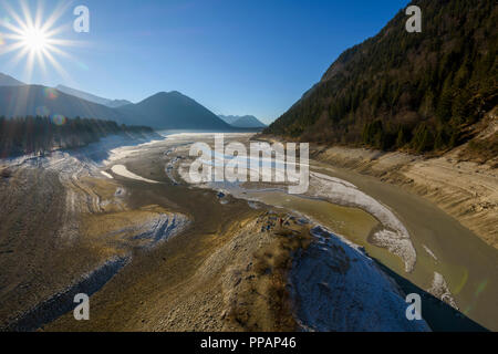 Deflationiert Stausee mit Touristen und Sonne im Winter, Sylvenstein See, Isartal, Lenggries, Oberbayern, Bayern, Deutschland, Europa Stockfoto