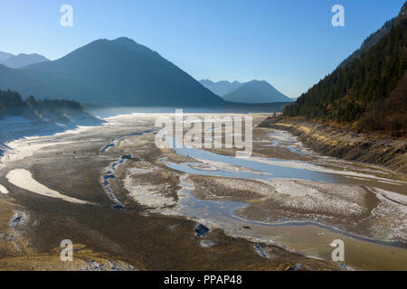 Deflationiert Stausee mit Touristen im Winter, Sylvenstein See, Isartal, Lenggries, Oberbayern, Bayern, Deutschland, Europa Stockfoto