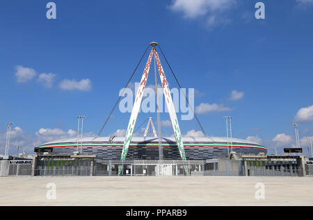 Turin, Italien - 27. August 2015: Wide vollen Blick auf das riesige Juventus Stadion ohne jede Person an einem sonnigen Tag Stockfoto