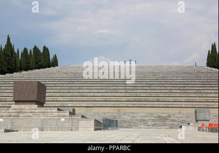 Redipuglia, gehen, Italien - Juni 3, 2017: Treppe von Redipuglia War Memorial ist ein Weltkrieg Denkmal und drei große Kreuze auf der Oberseite und einen Altar. Stockfoto