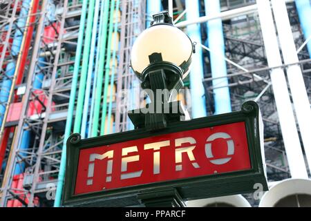 Paris, Frankreich, 19. August 2018: Alte Metro Signage am Centre Pompidou Stockfoto