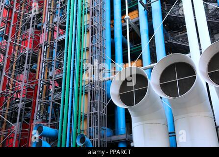 Paris, Frankreich, 19. August 2018: Modernes Gebäude im Centre Pompidou mit externen Leitung und Struktur Stockfoto