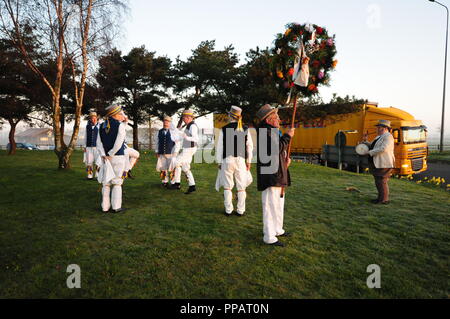 King's Morris tanzen bis die Dämmerung auf Knight's Hill Kreisverkehr an der Kreuzung der A148 und A149 am Rande von King's Lynn, Norfolk, England. Stockfoto