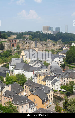 Häuser, Abtei Neumünster, Kirche, Kloster, Kulturzentrum, untere Stadt Wengen, hinter die Wolkenkratzer des Plateau de Kirchberg, Luxemburg Stadt, Luxe Stockfoto