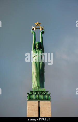 Freiheitsdenkmal in Riga, mit Blick auf die Freiheitsstatue auf der Spalte, die sich auf vom Freiheitsdenkmal (1935) im Zentrum von Riga, Lettland. Stockfoto