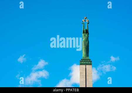 Riga Freiheitsdenkmal, mit Blick auf die Freiheitsstatue auf der Spalte, die sich auf vom Freiheitsdenkmal (1935) im Zentrum von Riga, Lettland. Stockfoto