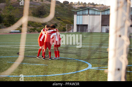 Männliche High School Soccer Spieler Team sprechen Stockfoto