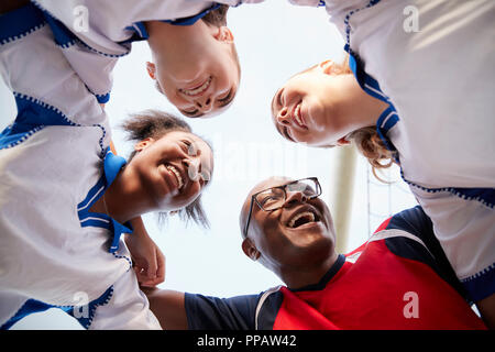 Low Angle View von weiblichen High School Fußball-Spieler und Trainer in Team sprechen Stockfoto