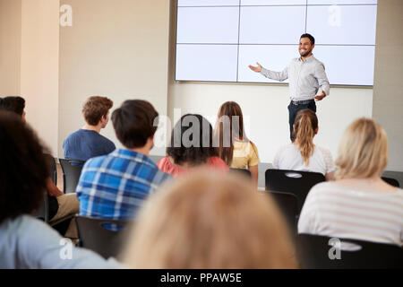 Lehrer, die Präsentation zur High School Klasse Vor der Bildfläche Stockfoto