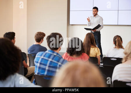 Lehrer, die Präsentation zur High School Klasse Vor der Bildfläche Stockfoto