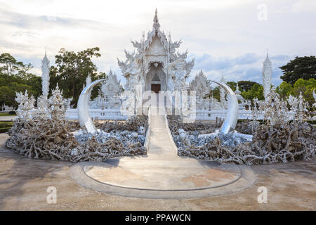 Chiangrai, Thailand - September 01, 2018: Wat Rong Khun (weiße Tempel) ist eine der beliebtesten Sehenswürdigkeiten Touristen in Thailand besuchen, mit modernen Stockfoto