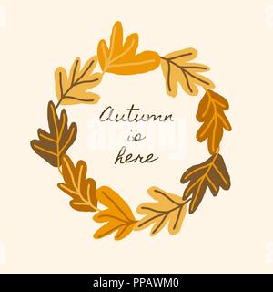 Herbst Design mit Blättern Kranz in Orange, Gelb und Braun auf Hellgelben Hintergrund. Text "Der Herbst ist hier". Wand, Grußkarte, soziale Medien Stock Vektor