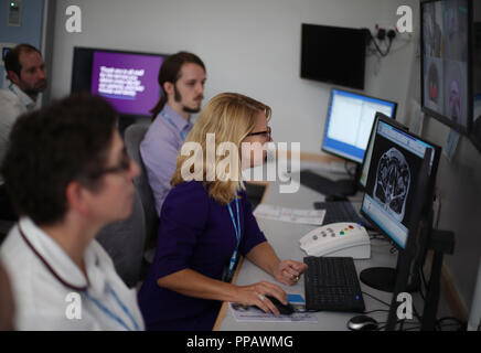 Bis 1700 ein Embargo verhängt Montag, 24. September Dr Alison Baum (rechts), Berater der klinischen Onkologen im Royal Marsden, und ihre Kollegen Team Mitglieder der PRISM-Studie Monitor die Behandlung der Patienten Barry Dolling, im Alter von 65 Jahren, von Selsdon, Surrey, der mit Prostatakrebs im April 2018 bestimmt wurde, und wurde der erste Patient in Großbritannien eine neue Form der Strahlentherapie zu empfangen - mit einem magnetischen Resonanz Linearbeschleuniger (Herr Linearbeschleuniger) Maschine - im Royal Marsden Hospital in Sutton Surrey. Stockfoto