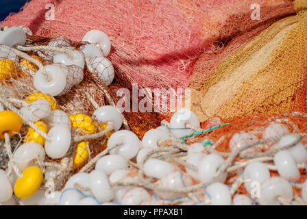 Hintergrund der bunten Fischernetze und Schwimmer Stockfoto