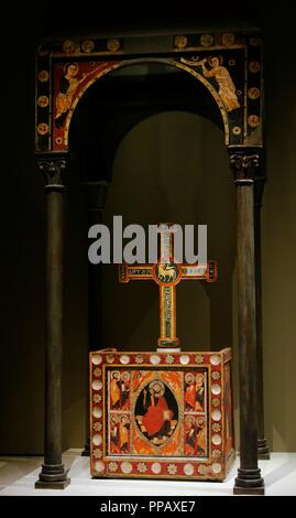 Anonym. Katalonien. La Seu Urgell 1200 Workshop und anonym. Toses Baldachin, ersten Drittel des 13. Jahrhunderts, aus der Kirche von Sant Cristófol de Toses; Altar frontal von Sant Roma de Vila, ersten Drittel des 13. Jahrhunderts von Encamp (Andorra) und überqueren von Bagergue, ca.1200, von der Pfarrkirche von Sant Feliu de Bagergue, Val Aran. Nationalen. Nationalen Kunstmuseum von Katalonien. Barcelona. Katalonien. Spanien. Stockfoto