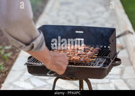 Spieß Hühnerteile Grill und Rauch. Stockfoto