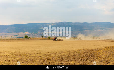 Bauer im Traktor vorbereiten Ackerland. Die Landwirtschaft. Stockfoto