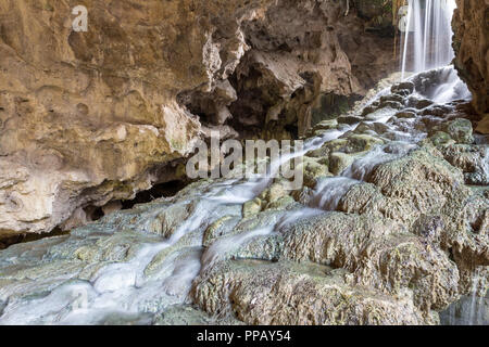 Mountain Stream, kleiner Wasserfall über Felsen in Denizli, Türkei fallen Stockfoto