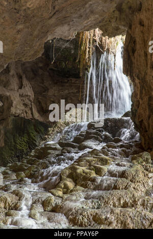 Kleiner Wasserfall fällt über die Felsen in der kaklik Höhle, Denizli, Türkei Stockfoto