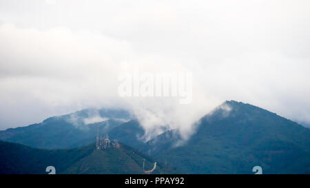 Berge und Wolken Landschaft mit Radio Fernsehen Masten und Türme und Basisstation polig bei Balcova, Izmir Stockfoto
