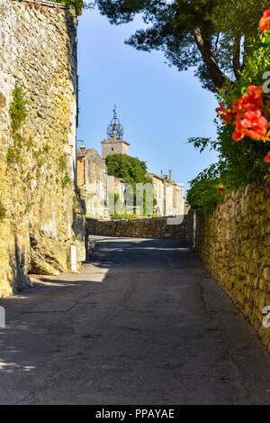 Alte Dorf der Provence, Bédoin entfernt auf einem Hügel, Frankreich, Mitglied der schönsten Dörfer von Frankreich, Departement Vaucluse Stockfoto