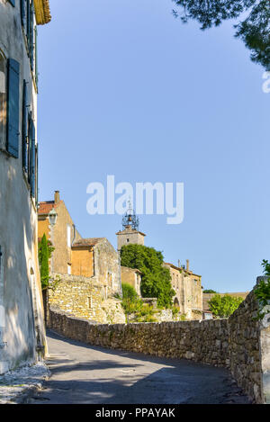 Alte Dorf der Provence, Bédoin entfernt auf einem Hügel, Frankreich, Mitglied der schönsten Dörfer von Frankreich, Departement Vaucluse, Luberon Bergen Stockfoto