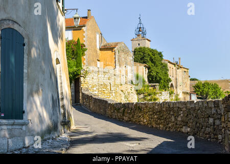 Alte Dorf der Provence, Bédoin entfernt auf einem Hügel, Frankreich, Mitglied der schönsten Dörfer von Frankreich, Departement Vaucluse Stockfoto