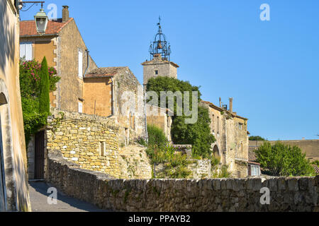 Alte Dorf der Provence, Bédoin entfernt auf einem Hügel, Frankreich, Mitglied der schönsten Dörfer von Frankreich, Departement Vaucluse, Luberon Bergen Stockfoto