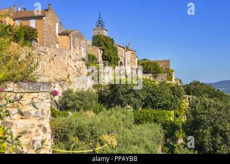 Alte Dorf der Provence, Bédoin entfernt auf einem Hügel, Frankreich, Mitglied der schönsten Dörfer von Frankreich, Departement Vaucluse Stockfoto