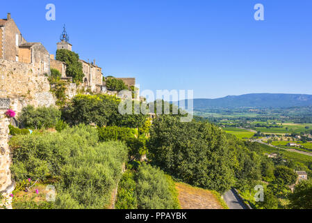 Alte Dorf der Provence, Bédoin entfernt auf einem Hügel, Frankreich, Mitglied der schönsten Dörfer von Frankreich, Departement Vaucluse, Luberon Bergen Stockfoto