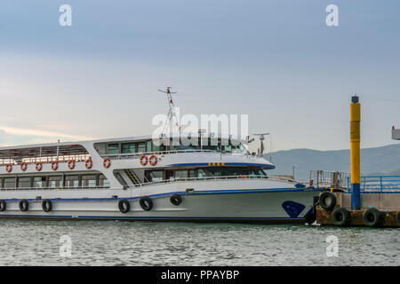 Fahrgastschiff oder Fähre in alsancak Pier in Izmir, Türkei. Reisen Türkei Stockfoto
