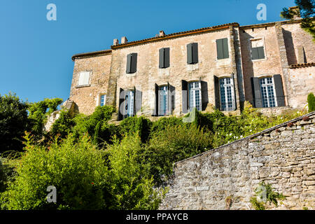 Schloss im Dorf Ménerbes liegt auf einem Hügel, Provence, Frankreich, Departement Vaucluse, Luberon Bergen, Region Provence-Alpes-Côte d'Azur Stockfoto