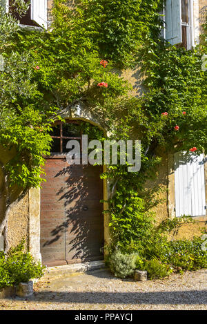 Grün bewachsene Haus im Dorf Gordes in der Provence, Frankreich, auf einem Hügel, Departement Vaucluse, Luberon Bergen Stockfoto