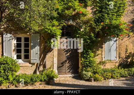 Grün bewachsene Haus im Dorf Gordes in der Provence, Frankreich, auf einem Hügel, Departement Vaucluse, Luberon Bergen Stockfoto