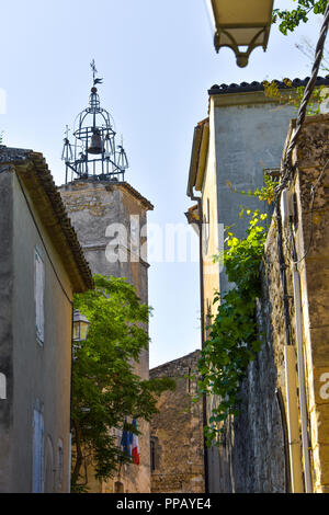 Lane von Dorf Ménerbes, Provence, Frankreich, auf einem Hügel, Departement Vaucluse, Luberon Bergen, Region Provence-Alpes-Côte d'Azur Stockfoto