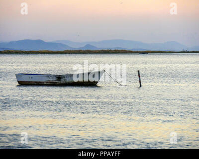 Fischerboot in der Ägäis mit Blick auf den Sonnenuntergang in Izmir, Türkei verankert. Stockfoto