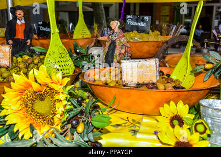 Präsentation von regionalen Produkten, Oliven der Provence mit Sonnenblumen Dekoration und Ölzweige, Riez, Frankreich, Street Market Stockfoto