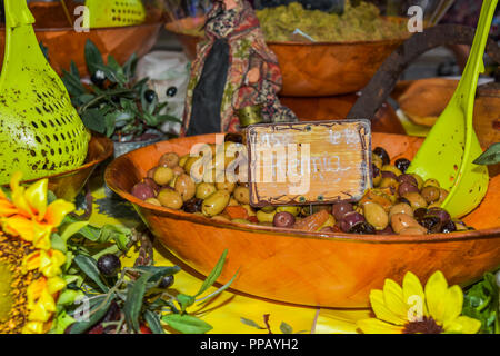 Präsentation von regionalen Produkten, Oliven der Provence mit Sonnenblumen Dekoration und Ölzweige, Riez, Frankreich, Street Market Stockfoto