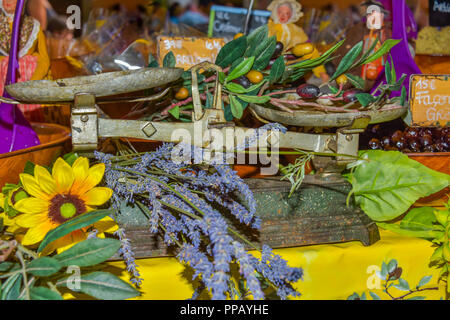 Präsentation von regionalen Produkten mit Lavendel, Olive Branch und Sonnenblumen, Street Market in Riez, Frankreich, auf dem Festival der Lavendel Honig Stockfoto