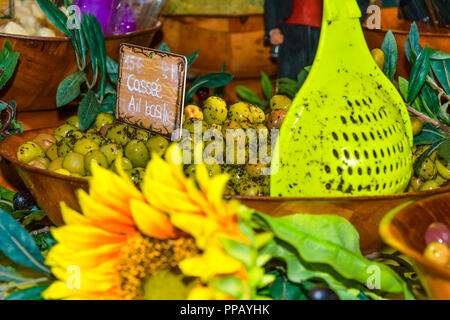 Oliven mit Kräutern der Provence mit Sonnenblumen und Olive Branch Dekoration, Präsentation von regionalen Produkten in Riez, Frankreich, Street Market Stockfoto