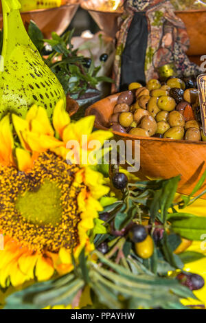 Präsentation von regionalen Produkten, Oliven der Provence mit Sonnenblumen Dekoration und Ölzweige, Riez, Frankreich, Street Market Stockfoto