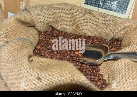 Geröstete Kaffeebohnen, Präsentation in offenen Sack mit Schaufel, lose lose Ware schließen bis zum Verkauf angeboten, Riez, Frankreich, auf einer Straße Marktstand Stockfoto