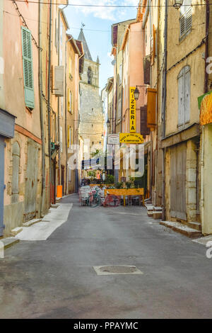 Lane mit Restaurant und farbenfrohe Häuser im Dorf Riez in der Provence, Frankreich, Departement Alpes-de-Haute-Provence, Region Provence-Alpes-Côte d'Azur Stockfoto