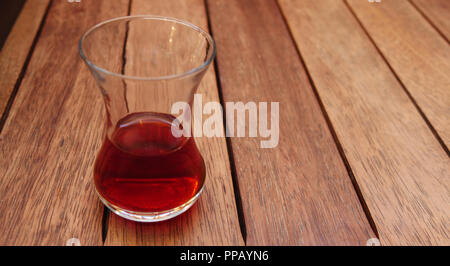 Traditionelle türkische Kaffee in der traditionellen Glas auf Holz- Tabelle. Stockfoto