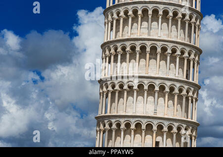 Den berühmten Schiefen Turm von Pisa Unter schönen Wolken Stockfoto