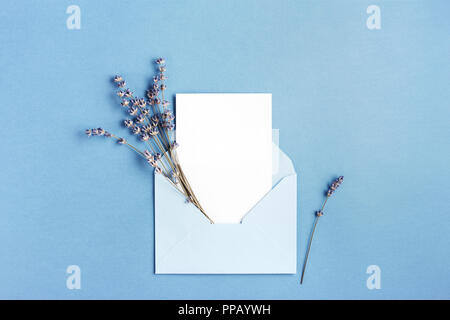 Mockup mit Karte und Lavendel in der blauen Umschlag. Ansicht von oben. Stockfoto