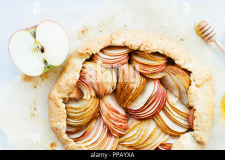 Apfel und Birne leckere Galette mit Honig auf den Tisch. Herbst pie geöffnet, Ansicht von oben. Stockfoto