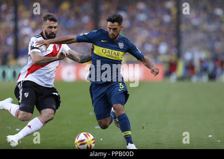 BUENOS AIRES, ARGENTINIEN - 23. SEPTEMBER 2008: Emanuel Mas (Boca) kämpfen die Kugel mit Lucas Pratto (Fluss) im Alberto J. Armanado in Buenos Aire Stockfoto